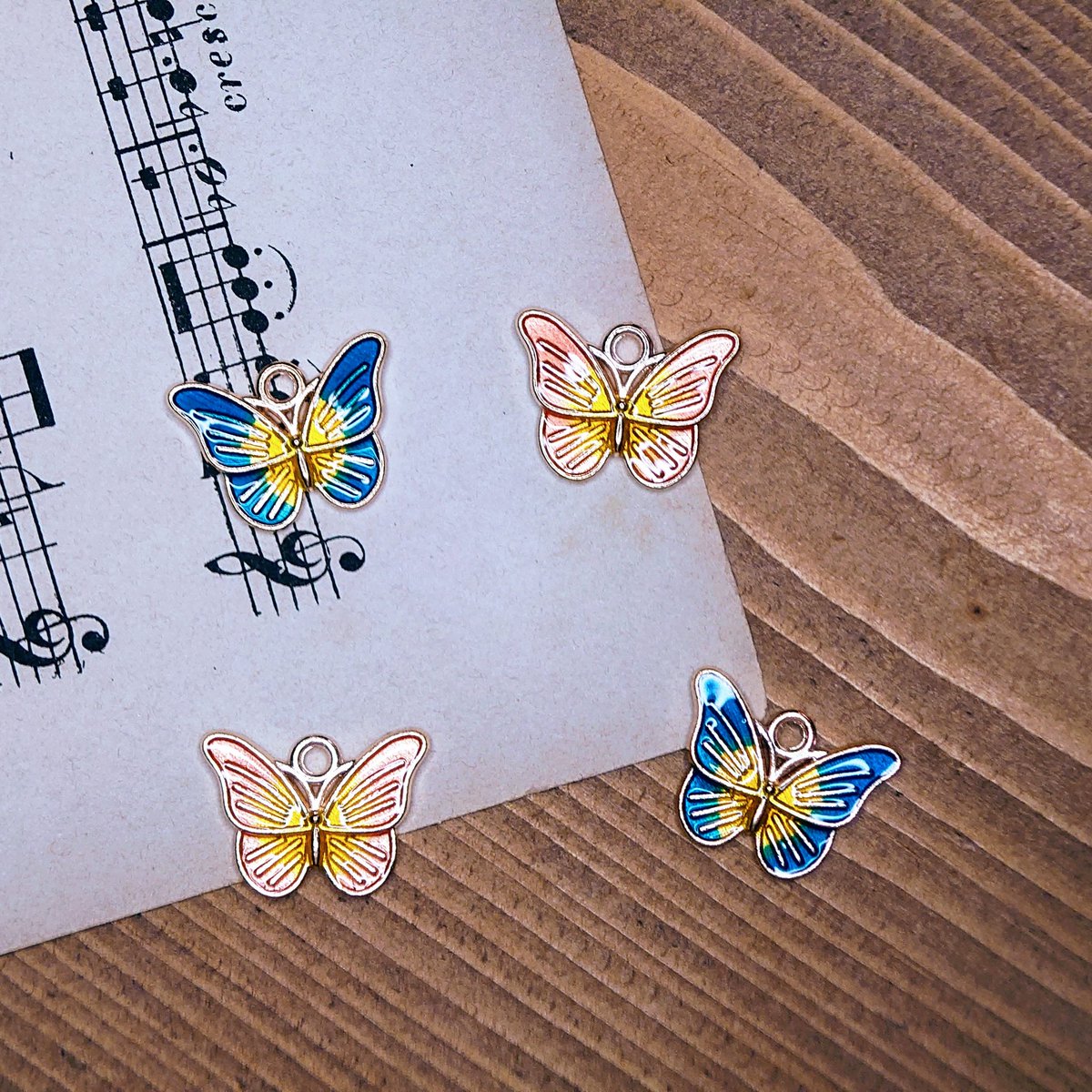 DawnFlower21's tweet photo. 蝶々のチャームが入荷しました🦋
鮮やかな色合いの可愛いデザインとなっています。なにかのアクセントにいかがでしょうか??

https://t.co/QRqsZt9wDq

#チャーム #ハンドメイド好きさんと繋がりたい #パーツ #蝶々 #蝶々アクセサリー https://t.co/9Leup6OUi3