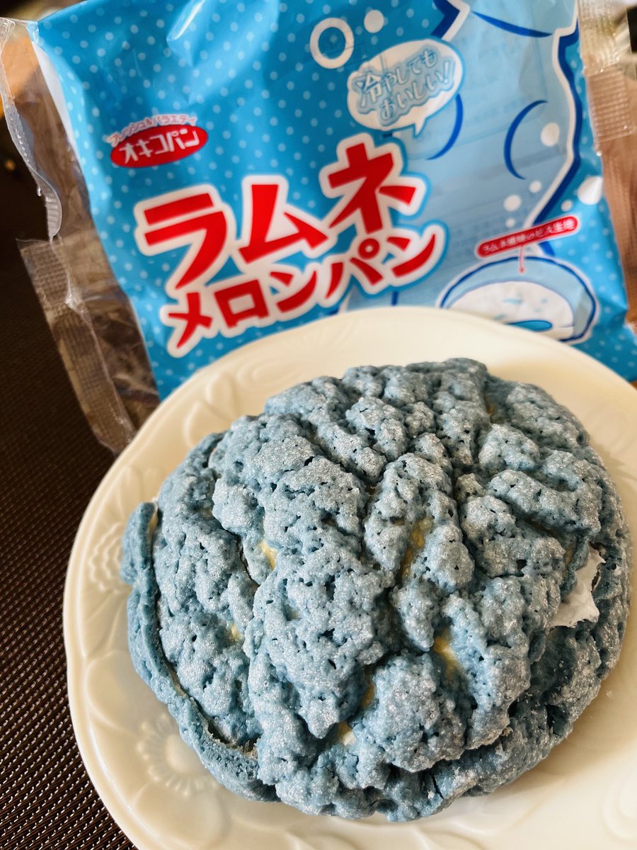 chipryu's tweet photo. 見た目のインパクトがスゴい😆
 #オキコ
 #ラムネメロンパン
 #メロンパン https://t.co/kSq7d2pM7M