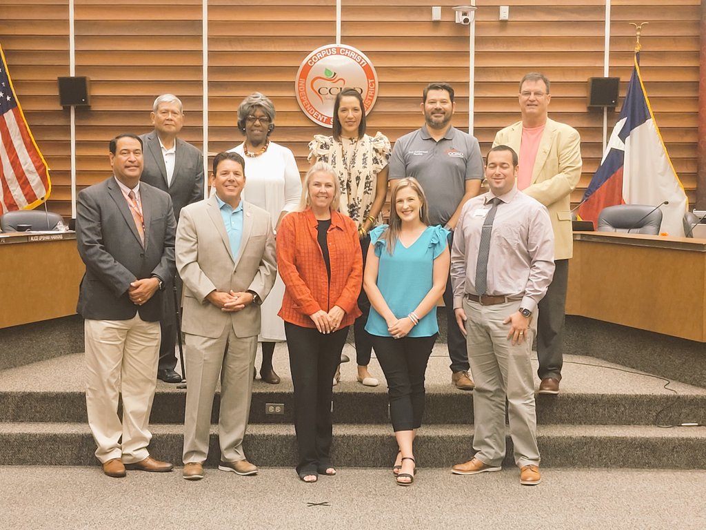 es_luther's tweet photo. Honoring Christina Carrillo as one of the Top 5 Finalists in Region II as Elementary Teacher of the Year! We are so proud of your accomplishments! #CCISD #CKH @luther_es @R23FOX @r0hernandez @JohnAPrezas https://t.co/AiMIZSyIw4