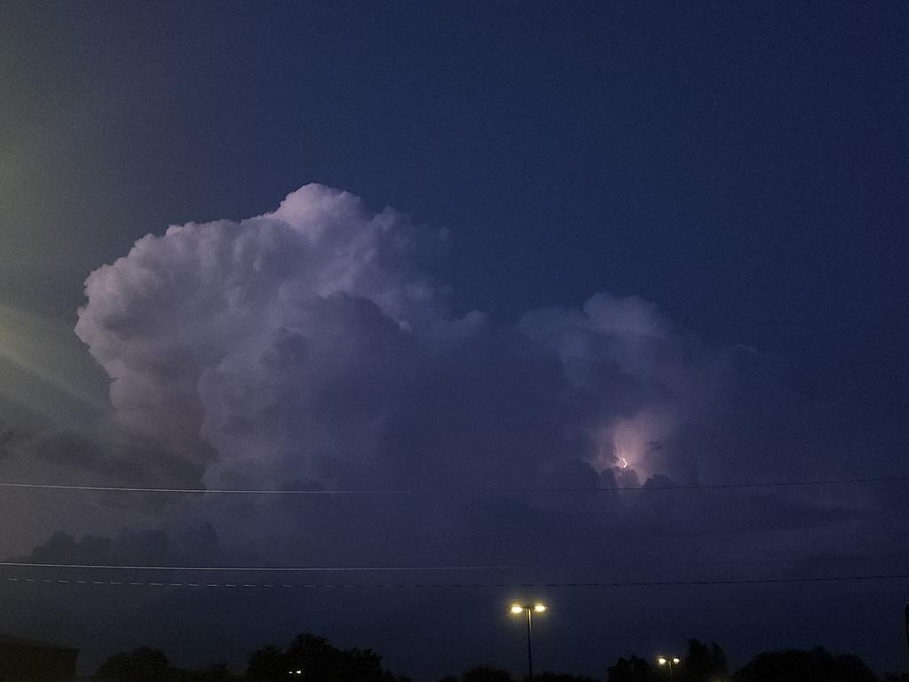 Some more photos from this lightning intensive cell that was near the Alabama-Tennessee state lines. 
@simpsonWVTM13 
@spann 
@CamutoWHNT 
#valleyWX 
#hunwx