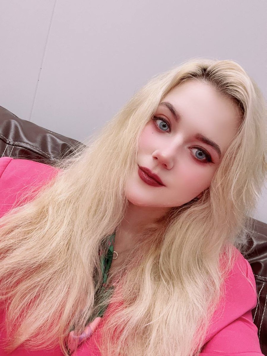 RoseAlexandrra tweet picture