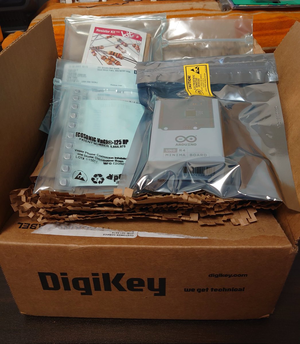GHF03373's tweet image. #修理 #DigiKey #ARDUINO

初Digikey！

無謀にも表面実装コンデンサ（笑）
6000円以上なら、送料も関税も無料ってすごくない？

奥にあるのは、ARDUINO UNO R4

使い道考えてないけど確保（笑）

イチケンさんのリンクから
youtu.be/-c-SPVlIr7Q