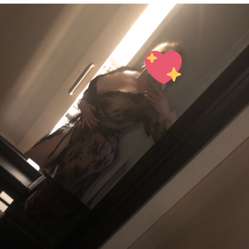 Brookewesterley's tweet image. Time to unwind and relax for the night. 🌙🛁 Dimming the lights, grabbing a cozy blanket, and diving into a good book or a new show. Help me pick. 📚🍿 #SelfCareTime #NighttimeRoutine #ChillMode