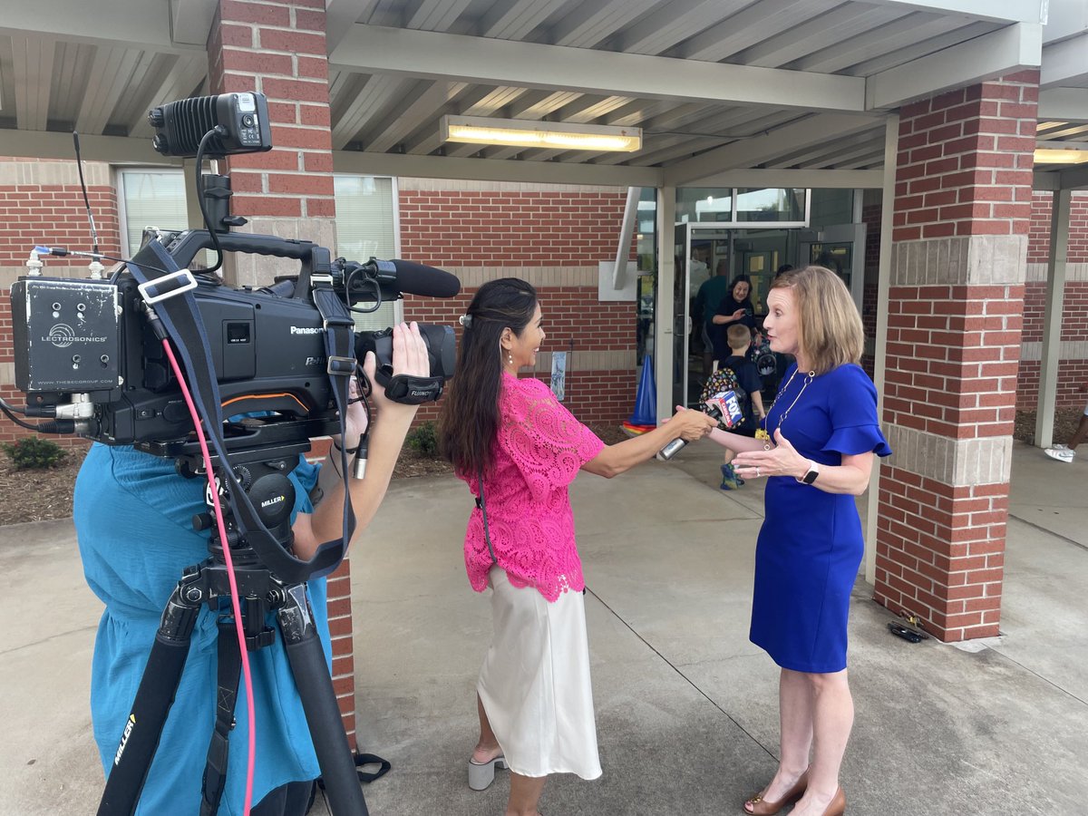 tvmelissa's tweet image. 12 schools 🏫 + multiple media interviews 📹🎤+ countless classrooms 🍎📚 + tons of cute students 😍 + 1,000 photos 📸 + 3 pairs of shoes 👡 = 1 tired but happy #SchoolPR pro ❤️ Whew…. Let’s do it again tomorrow, D5! #D5Family #WeAreD5 #FirstDayInD5 +