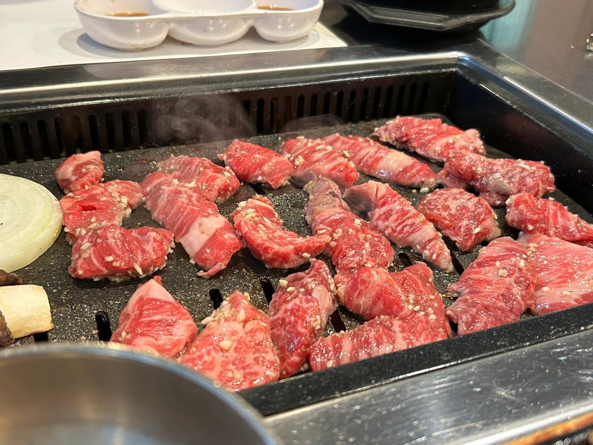 cherrygeolin's tweet photo. Come for Korean BBQ.🍖 https://t.co/H2wp2rtded