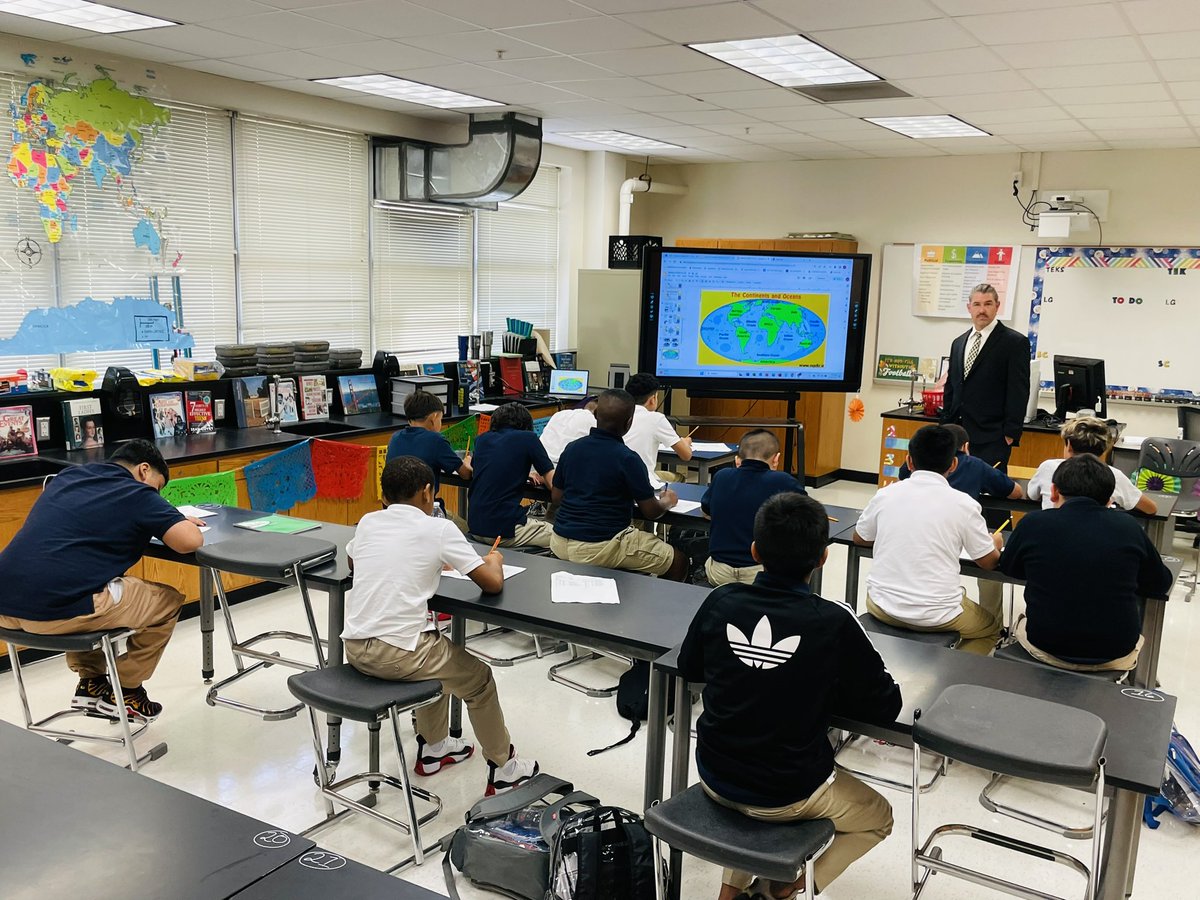 JamesDavisEdD's tweet photo. What a great first day a YMLA! @dallasschools @TeamDallasISD @DrBrianLusk @AngieGaylord @N_Bernardino @TransformDISD @YMLA_Florence @LEAD_DallasISD @PDL_DallasISD @dallasisdparent #firstdayofschool #Back2School #ymla #GladiatorsTotheTop #youngleaders #teachersrock #ProudMoment https://t.co/3dw4tPwidH