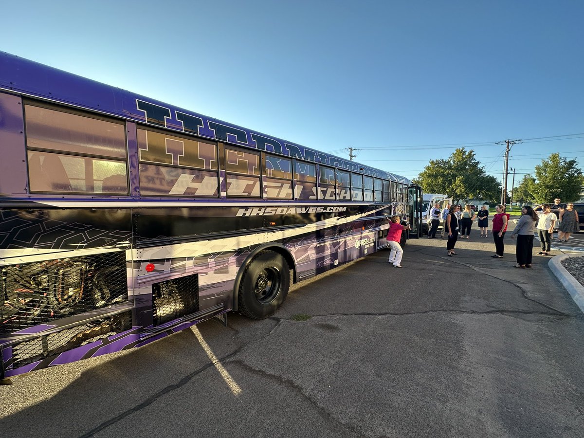 DAWG_athletics's tweet photo. Very excited for our athletes first road trip! https://t.co/unaPfo2olf