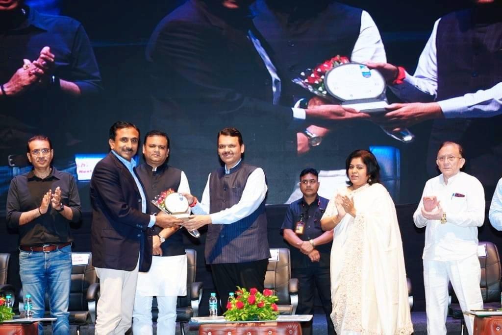 Dev_Fadnavis's tweet photo. राज्य सरकार युवकांना नवसंशोधनासाठी प्रोत्साहन देणार !

व्हिजन नेक्स्ट आणि नागपूर मनपा आयोजित द ग्रॅंड पेटंट आणि आयडिया फेस्ट पुरस्कार सोहळ्यात विधानसभा अध्यक्ष अ‍ॅड. राहुल नार्वेकर यांच्यासह उपस्थित होतो. 

पेटंट फेस्ट हा देखील एक आविष्कार आहे. आजवर विविध महोत्सव आपण साजरे केले पण, नागपुरात पहिल्यांदाच होत असलेल्या या पेटंट फेस्टमुळे आपल्याला अनेक हिरे सापडले आहेत. भारत हा युवा देश असून आपली नवीन पिढी विविध नवे प्रयोग करत आहे. 

लोकांचे जीवन सुलभ झाले पाहिजे. चांगल्या इज ऑफ लिव्हिंग साठी संशोधन आवश्यक आहे. भारतीयांनी आजवरच्या इतिहासात 2 महत्त्वाच्या लढाया अनुभवल्या. एक हल्दी घाटीची आणि हळदीची लढाई. अमेरिकेने हळदीचा पेटंट फाईल केला. त्यानंतर प्रॉडक्ट पेटंट, प्रोसेस पेटंट अशा विविध बाबींमध्ये भारत अडचणीत आला. 
5,000 वर्षांपेक्षा अधिक जुन्या अशा आपल्या आयुर्वेदाने आणि भारतीयांनीही ज्या हळदीचा वर्षानुवर्षे औषध म्हणून वापर केला, त्यावर अमेरिकेने दावा केला. मात्र भारताने हार मानली नाही. आपले शास्त्रज्ञ, डॉ. माशेलकरांनी या विरोधात संघर्ष केला. अखेर भारताने ती लढाई जिंकली, त्या वेळी आपल्याला पेटंटचे महत्त्व लक्षात आले. त्यानंतर भारतात पेटंटचे कायदे तयार करण्यात आले काहींमध्ये बदलही करण्यात आले. या पेटंट महोत्सवामध्ये आज ज्यांचा सत्कार झाला, त्यांनी 55 पेटंट मिळविली आहेत, ही अत्यंत अभिमानाची बाब आहे !

भारतात आज 90,000 स्टार्ट अप आणि 100 युनिकॉर्न आहेत. यापैकी 16,000 स्टार्टअप आणि 25 युनिकॉर्न महाराष्ट्रातले आहेत, याचा सर्वांना अभिमान आहे. ज्ञान मोठ्या प्रमाणात उपलब्ध असून आर्टिफिशिअल इंटेलिजन्सचा उपयोग व्यवस्था उभारण्यासाठी केला जाऊ शकतो. युवकांना नवसंशोधनाच्या माध्यमातून स्टार्ट अप उभारण्यासाठी राज्य सरकार सहकार्य करेल. 

नागपुरातील आयआयएम मध्ये संशोधनासाठी शासन तरुणांना मार्गदर्शन करेल. तरुणांनी बदलत्या काळानुसार कौशल्य आत्मसात करून नवीन उद्योग उभारण्यासाठी पुढे येणे आवश्यक आहे.
@ngpnmc
#nagpur #maharashtra #awardceremony