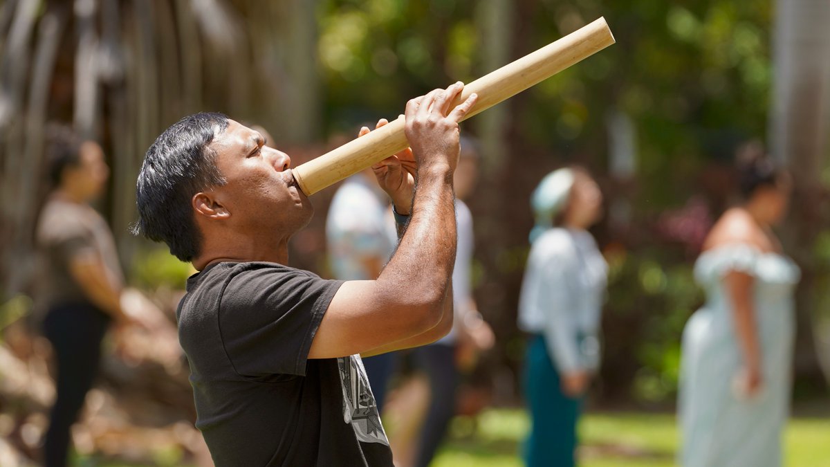 More than 50 people gathered to hold a ceremony for Maui - The gathering fronting Hawaiʻi Hall was in response to a call from a group of kumu hula on Maui to support the health, life and restoration of those impacted by the fires ➡️ bit.ly/47uAKJf #MauiStrong