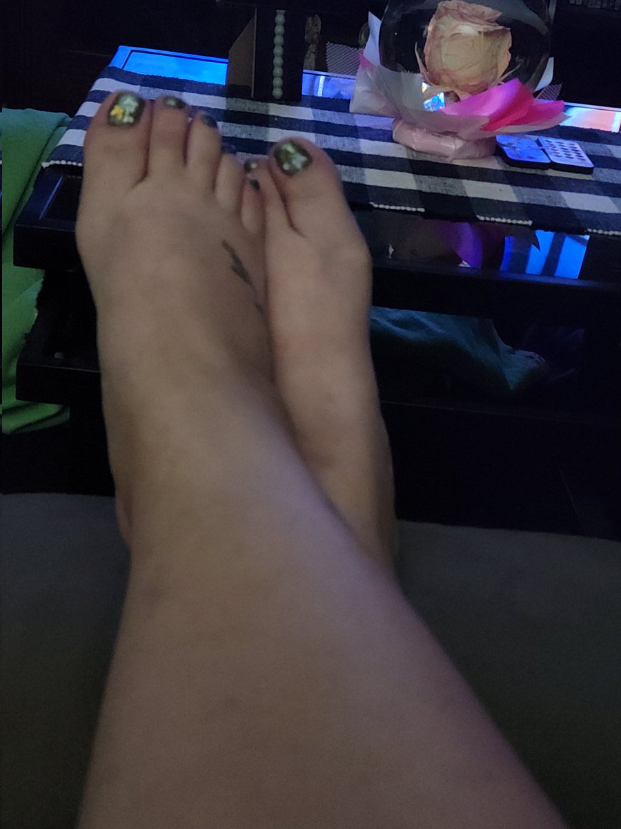 OjitosEncantos's tweet photo. You wanna come cuddle on the couch with me and rub my feet? 🥰 then my legs....then my...........
#feetseller #arches #feetworshi̇p
 https://t.co/5AL2Bas9ov https://t.co/OQTrXuZaNs