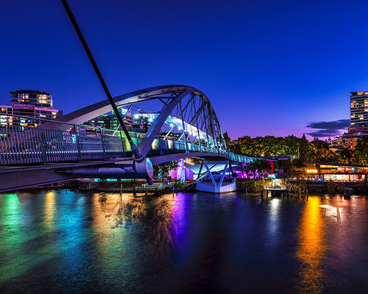 BrisbaneAtNight's tweet image. The Goodwill Bridge at blue hour. #goodwillbridge #bridgesofbrisbane #brisbaneriver #brisbaneatnight #nightscape