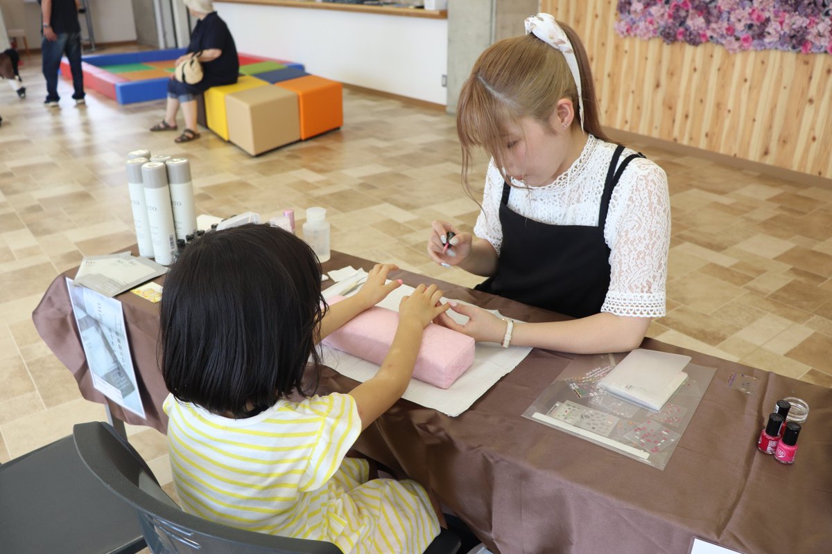 iwatekeiba's tweet photo. 今日(8/15)はおしゃれをして岩手競馬で楽しもう😄
#OROPARK 内のPakaraにて4歳~小学生までのお子さまを対象に無料でネイルアート体験を行っております💅
▽詳しくはこちら
https://t.co/WKLM7lR1Jv
#岩手競馬 #盛岡競馬場 #クラスターカップ #ネイル #irokobin #いろこびん https://t.co/1K9YoX8o8n