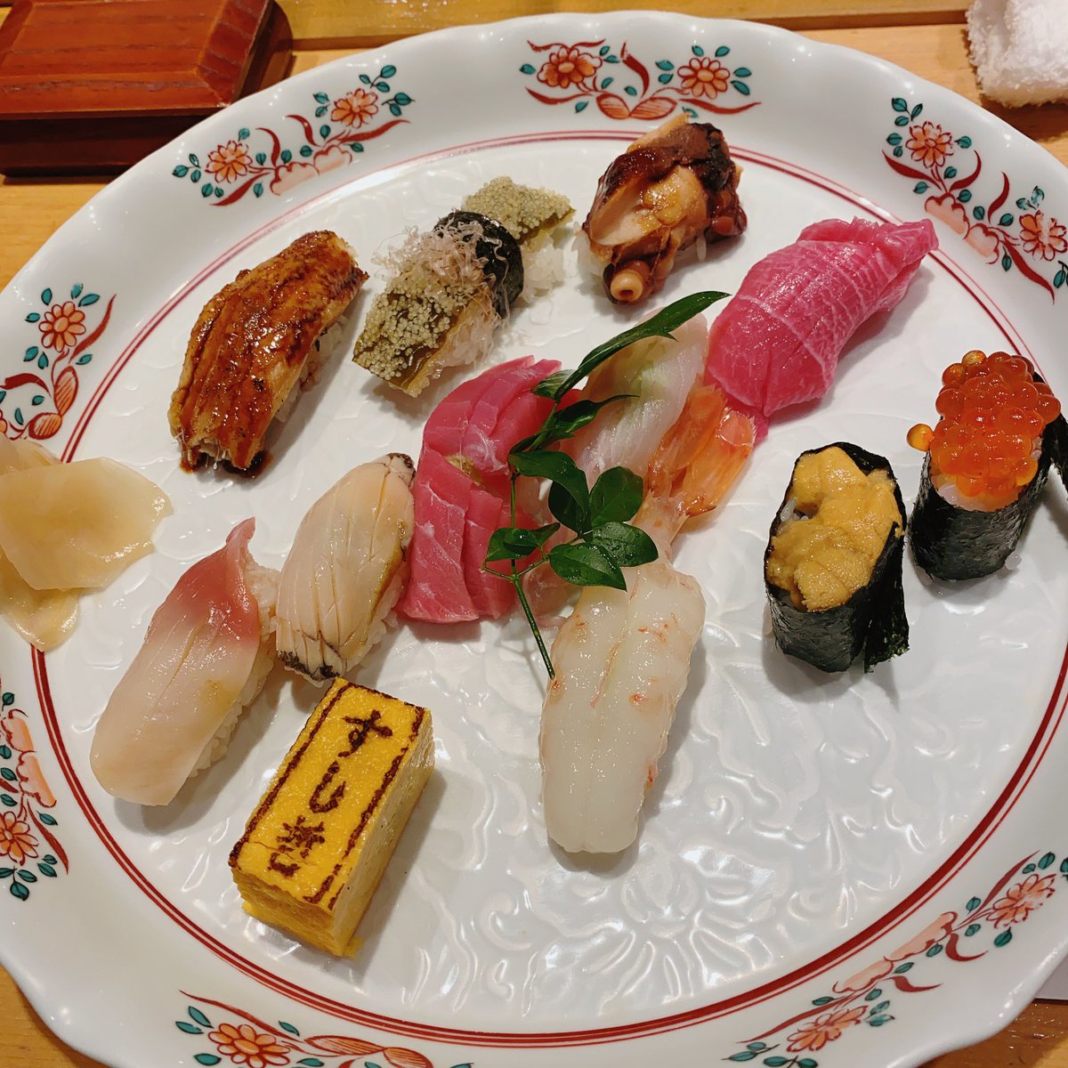 Kanoa628's tweet photo. 昨日のお昼に行った  #すし哲 さん。
いつも裏切らない美味しさ！
私はオススメの1人前握り、連れさんは適当に握りをお好みでオーダー。

さらに二人でお刺身や牡蠣をドンドン食べた！
お会計は推して知るべし 笑
でも美味しかったのでOK！ https://t.co/vG1P3mlMXQ