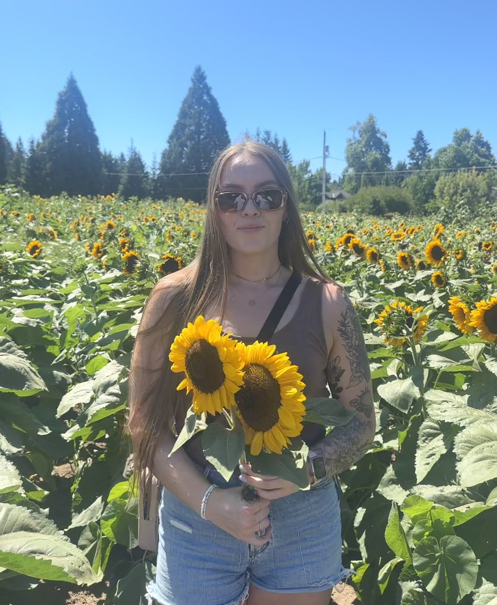 katlyncramer's tweet photo. 🌻💛🐝☀️🫶🏼 https://t.co/cy6jSw2geB