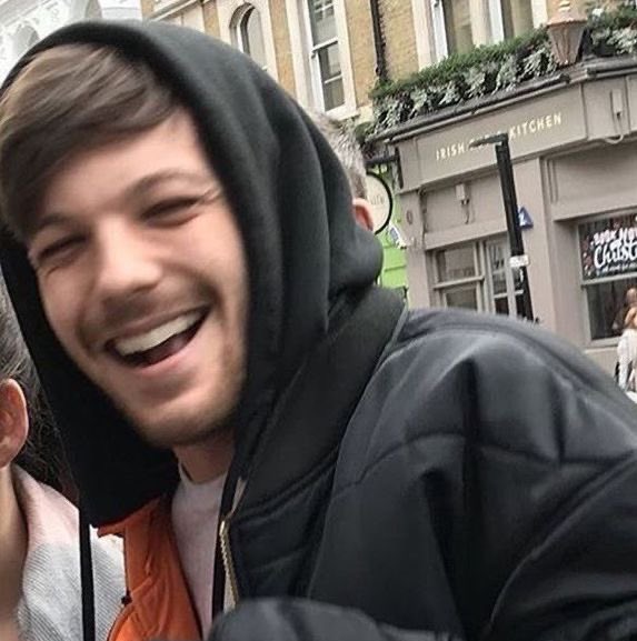marihh28_'s tweet photo. Quais as chances do Nick e do Harry nascerem em 1994, e o Taylor e o Louis nascerem em 1991 no mesmo dia e no mesmo mês ?? Juro é casa coisa… https://t.co/OE1QgobThX