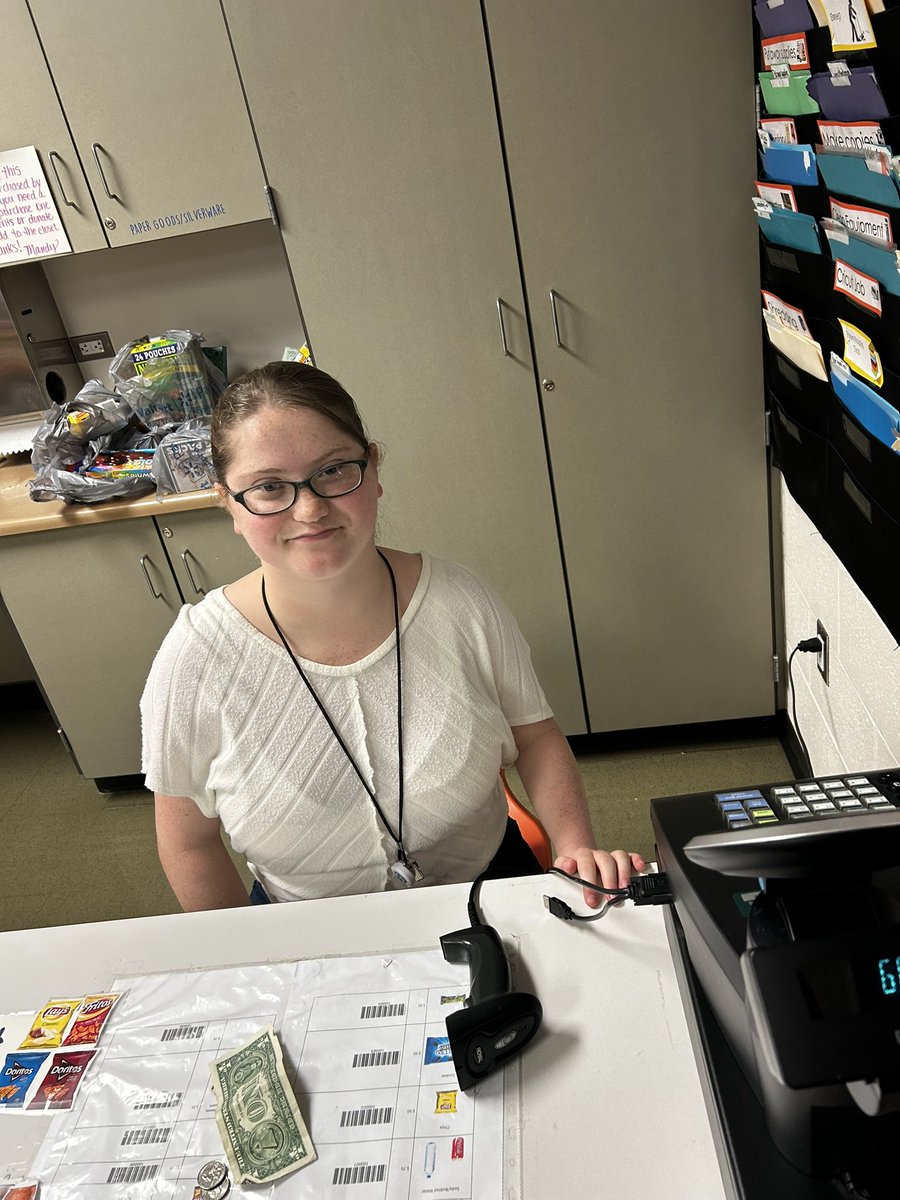 hanney2022's tweet photo. Working hard in our campus workroom ! It offers our young adults a great chance to learn employment skills!! Great group of young adults! @MarcusAllen1977 @HumbleISD_TS @MOSAIChumbleisd https://t.co/lJLXkWixZb