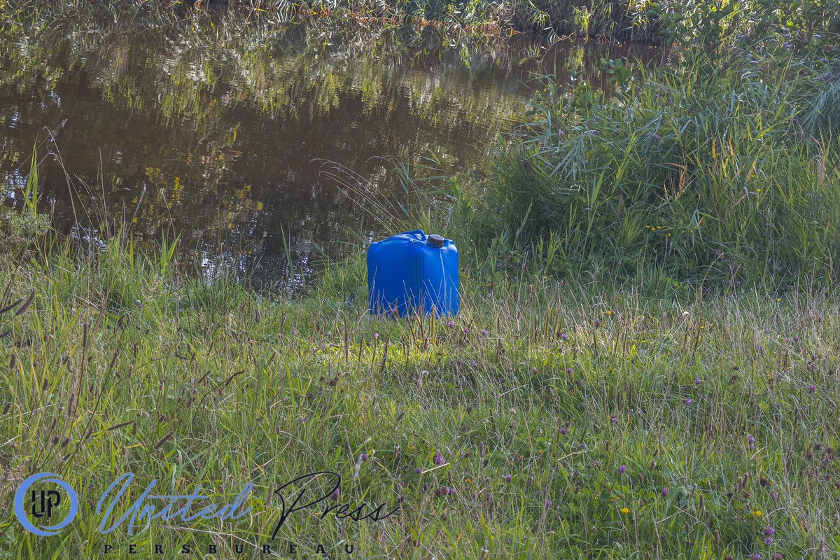 Kyrliandebot's tweet photo. Op het #Middel in #Westzaan werd een vat met een vreemd zuur aangetroffen.
Een omstander zag het vat drijven en trok het aan de kant, de man belde de brandweer nadat het vat begon te sussen. De #brandweer kwam ter plekke om het vat veilig te stellen. De brandweer heeft een monster van het vat genomen om te onderzoeken om wat voor zuur het gaat. Later is het zuur overgeplaatst in een speciaal vat van de brandweer. Vermoedelijk ging het om #drugsafval. De #politie zal verder onderzoek doen.
