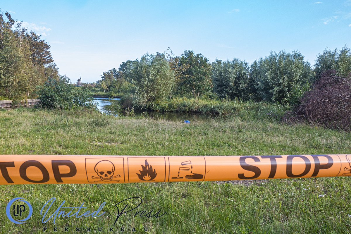 Kyrliandebot's tweet photo. Op het #Middel in #Westzaan werd een vat met een vreemd zuur aangetroffen.
Een omstander zag het vat drijven en trok het aan de kant, de man belde de brandweer nadat het vat begon te sussen. De #brandweer kwam ter plekke om het vat veilig te stellen. De brandweer heeft een monster van het vat genomen om te onderzoeken om wat voor zuur het gaat. Later is het zuur overgeplaatst in een speciaal vat van de brandweer. Vermoedelijk ging het om #drugsafval. De #politie zal verder onderzoek doen.