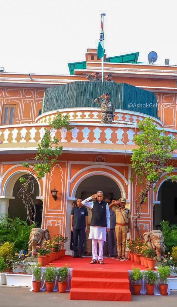 जन, गण, मन..
सर्वोच्च है वतन

स्वतंत्रता दिवस पर निवास में राष्ट्रध्वज तिरंगे का ध्वजारोहण किया।

इस गौरवपूर्ण क्षण पर समस्त स्वतंत्रता सेनानियों को सादर नमन।

जय हिंद, जय भारत!

#HappyIndependenceDay