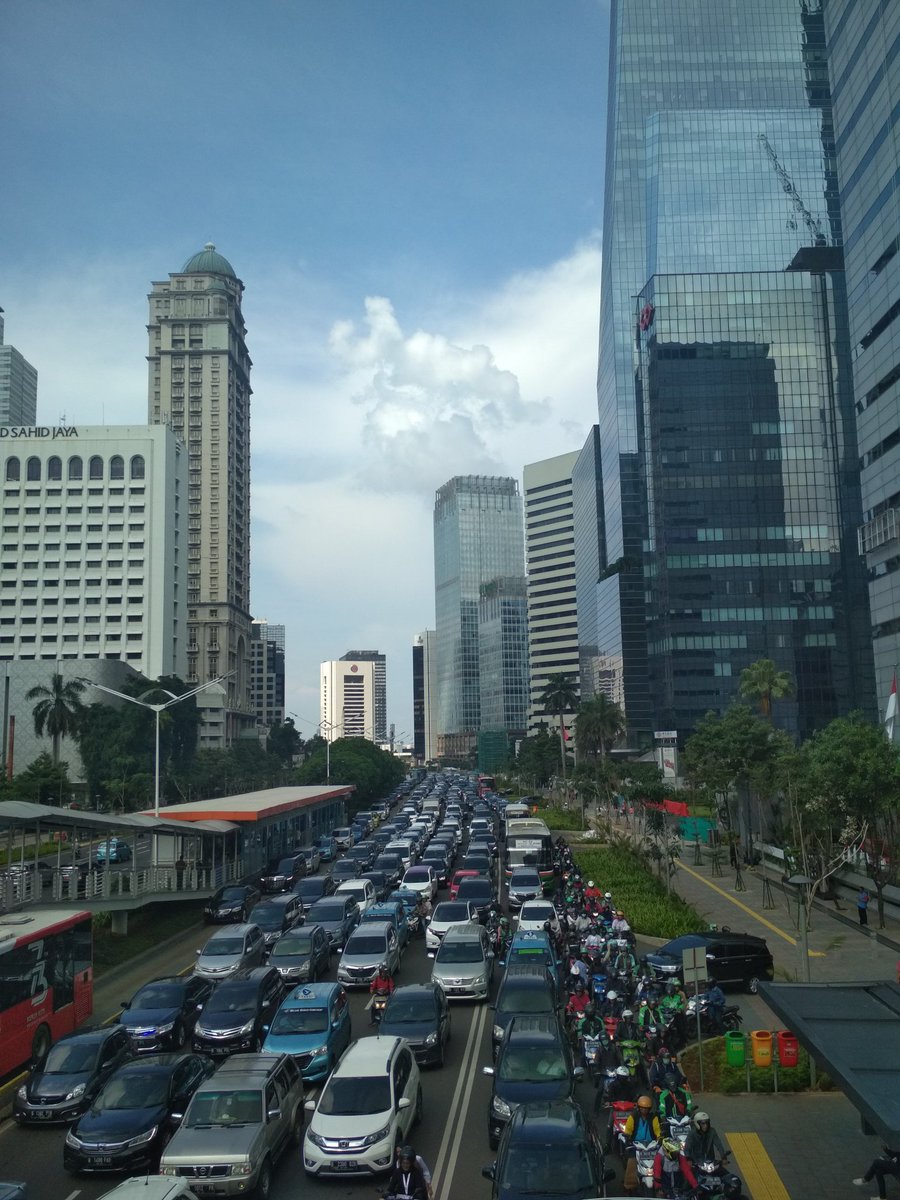 giIangmahesa's tweet photo. Mau tanya saja kepada temen2 yg tinggal di area Jabodetabek alasan masih beraktivitas dengan kendaraan private saat tranportasi publik sudah relatif tersedia cukup baik, dengan ragam pilihan 

Kira2 mengapa? https://t.co/ldG3BUXFJ1