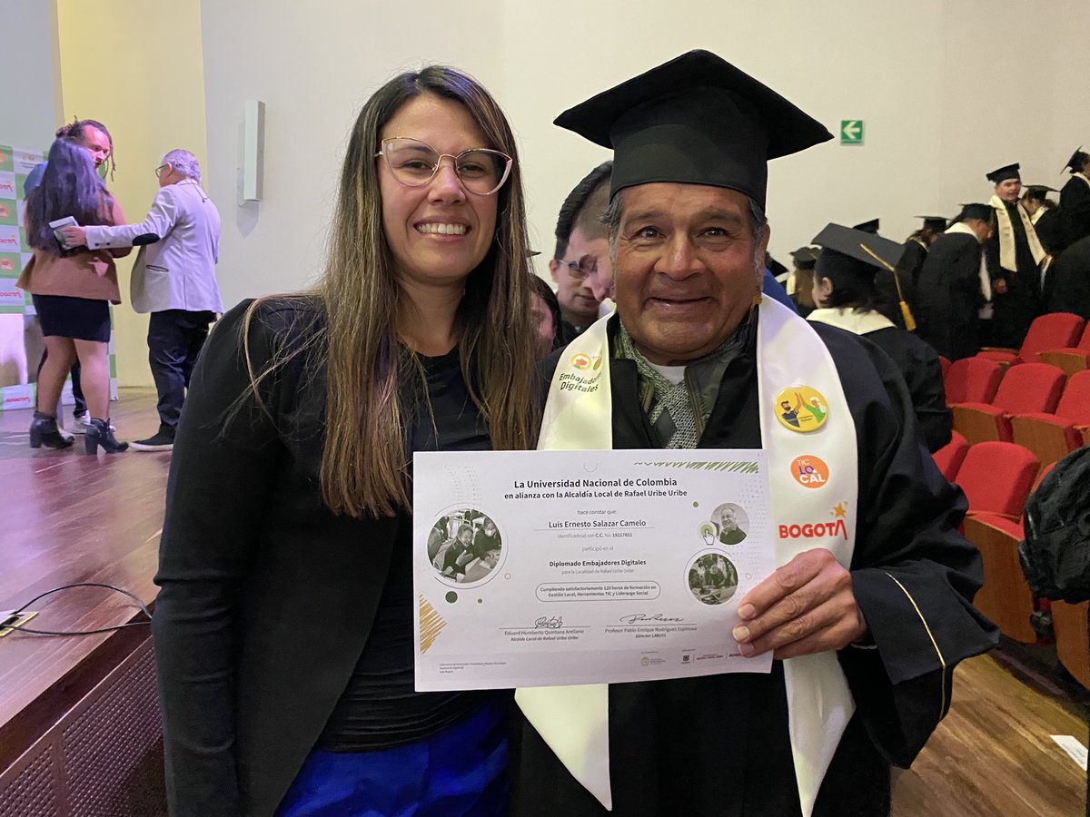 DIANAARENASBLAN's tweet photo. Hoy se graduaron 130 personas mayores cómo #EmbajadoresDigitales de la localidad de Rafael Uribe de #TICLOCAL reciben su diploma y reconocimientos. Momento emocionante y gratificante. Las personas mayores explotando su potencial. https://t.co/LEXJ0C90Ab