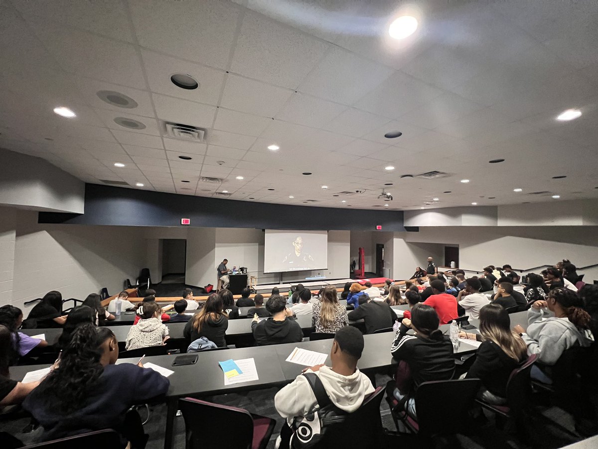 misscrayton's tweet photo. Thank you Officer Oliver and Goodly for speaking to the world geography students about SB 30. @ManvelHS #wearemanvel #hokahey https://t.co/FLfrFO6kxm