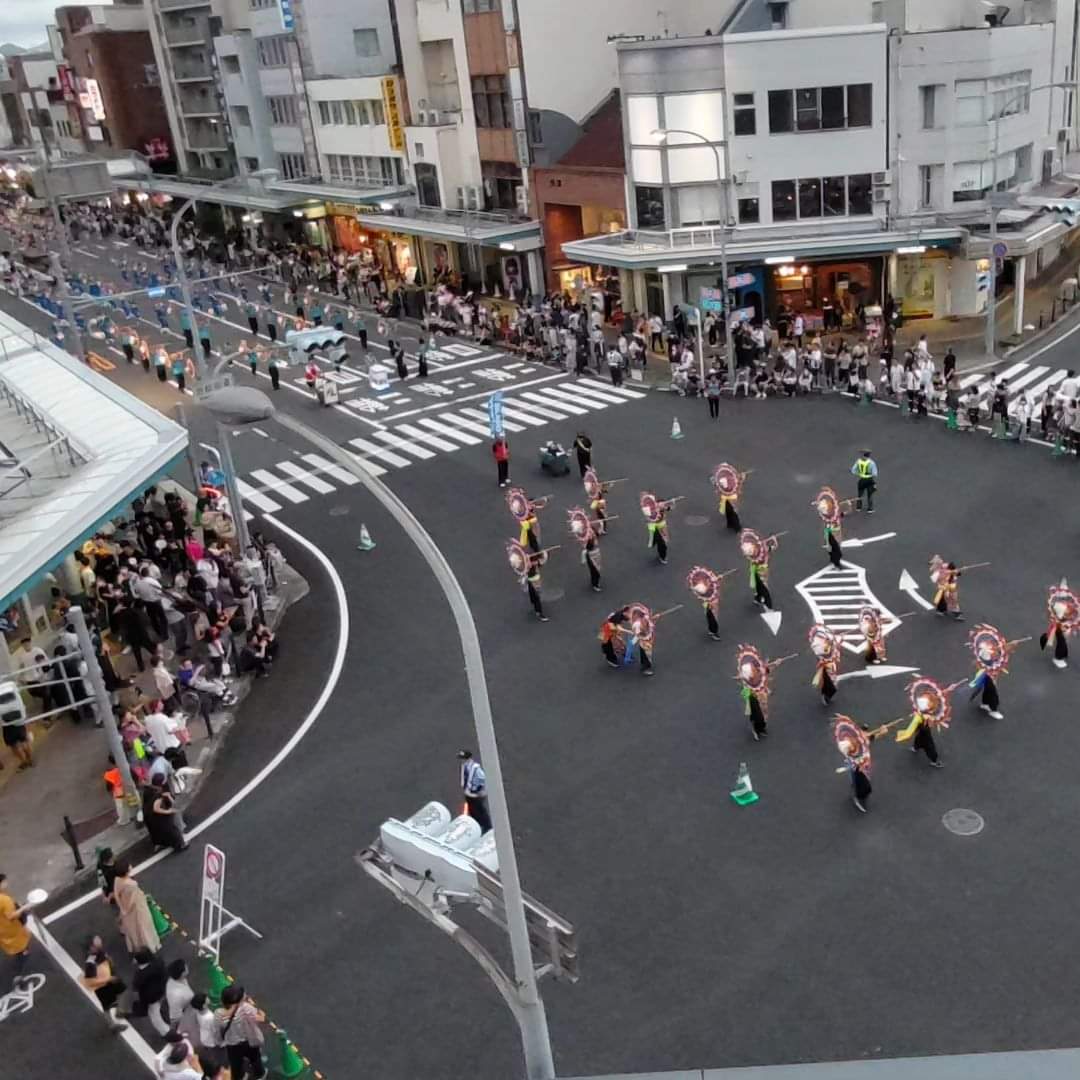 tottori_kankou's tweet photo. 「第59回鳥取しゃんしゃん祭」13日前夜祭、14日一斉傘踊り終了しました。4年振りに市街地に帰ってきた鳥取しゃんしゃん祭。踊り子さん、ご覧いただい皆様、それぞれ色んな思いがあったかと思います。皆様のおかげで無事に開催することができました。ありがとうございました。 https://t.co/R0heCrSt0L