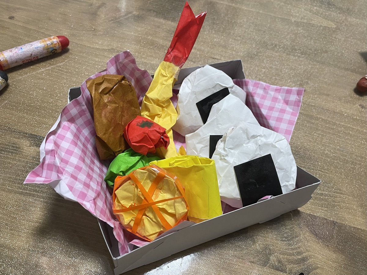 aka_kin_iro's tweet photo. 娘にお弁当(紙製)作った🤣 https://t.co/AND9zz8z95