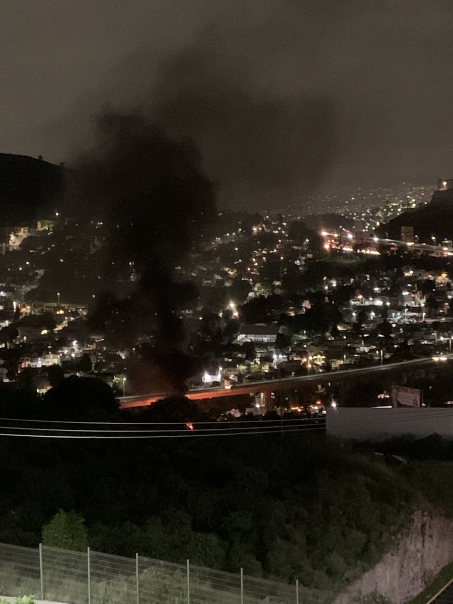 FELIP_GF's tweet photo. @trafico889 Ahora hay un incendio sobre la mexico Querétaro muy cerca del trailer https://t.co/gODIhaR677