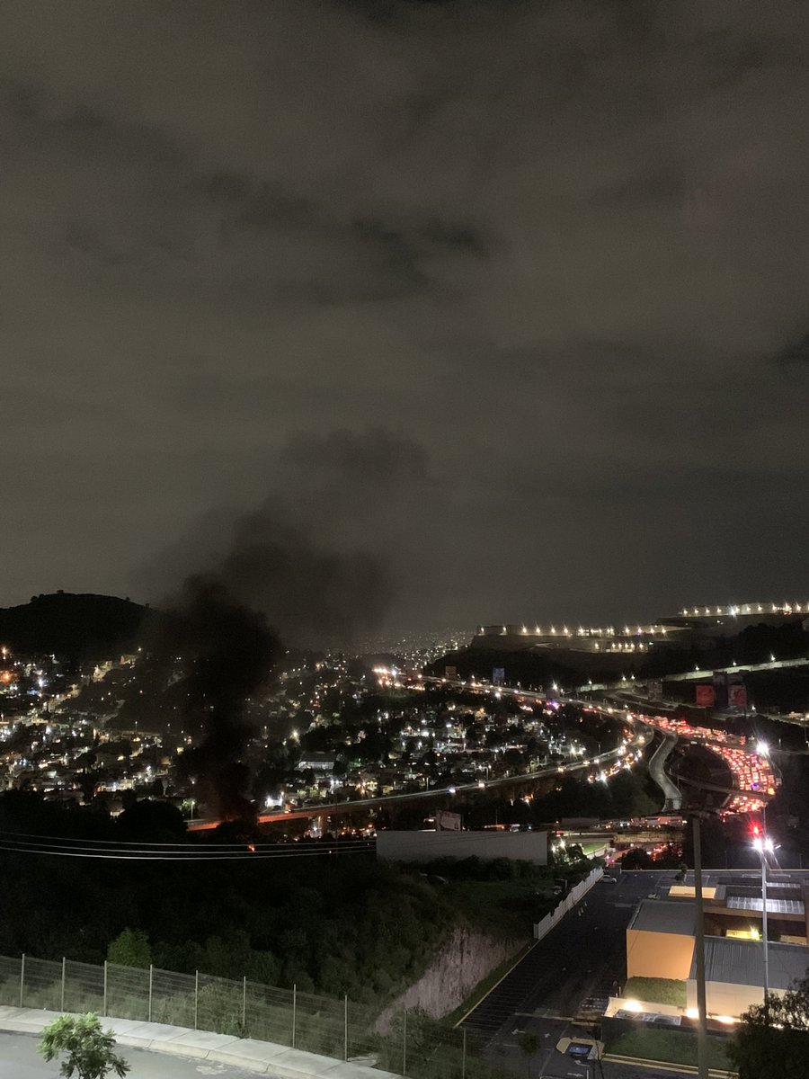 FELIP_GF's tweet photo. @trafico889 Ahora hay un incendio sobre la mexico Querétaro muy cerca del trailer https://t.co/gODIhaR677