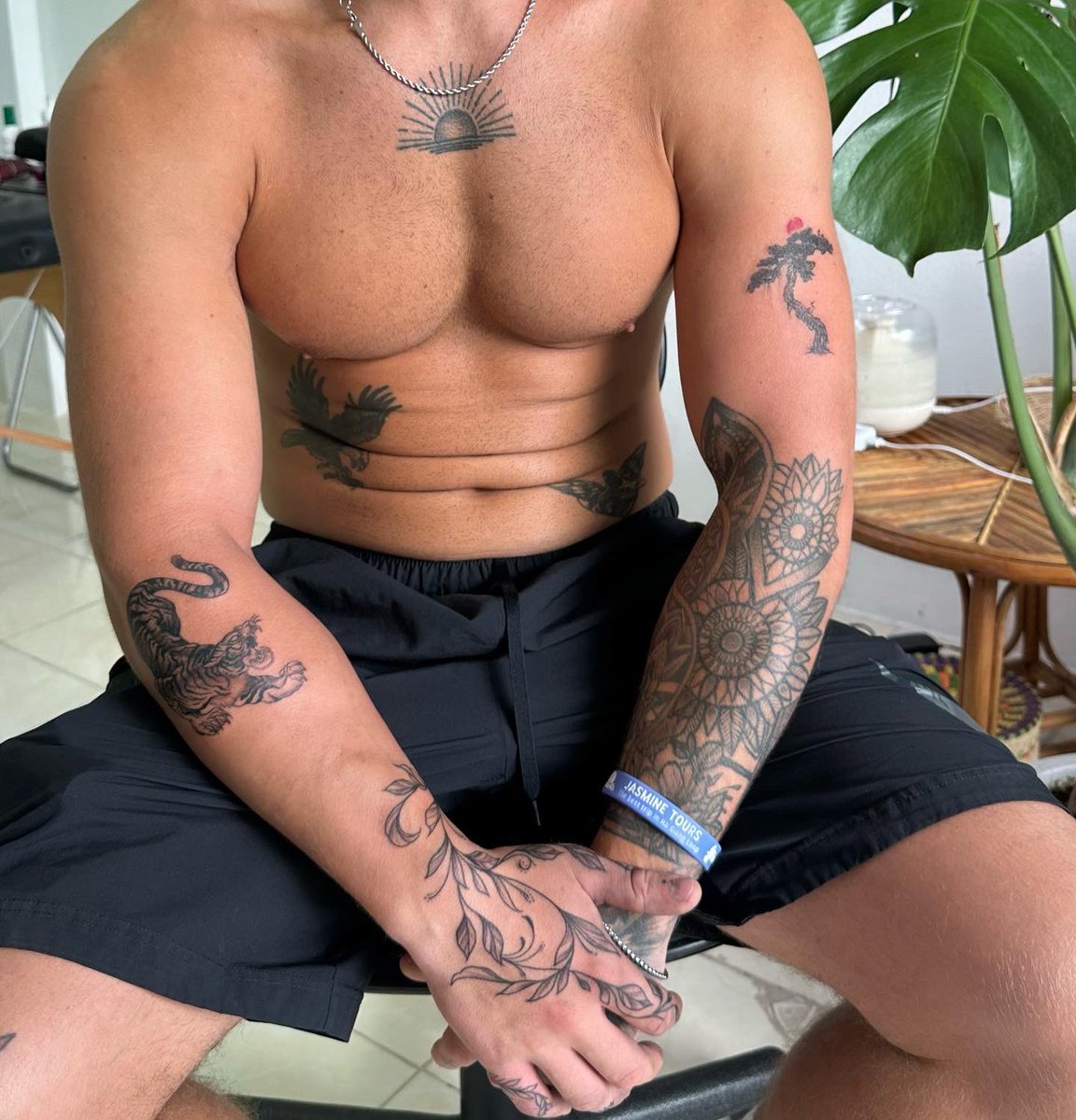 WarpTattoo's tweet photo. warp tattoo shop chiang mai
​#tattoochiangmai #reviewchiangmai #tattoonearme #warptattoo #tattoos #minimaltattoo #finelinetattoo #chiangmaitattoo #tattoolife  #ร้านสักเชียงใหม่ #simpletattoo #tattoo #smalltattoo #nomad #noamadchiangmai #tattooshopchiangmai
🤙🏻🙏🏼 https://t.co/nuKe8qg9m2