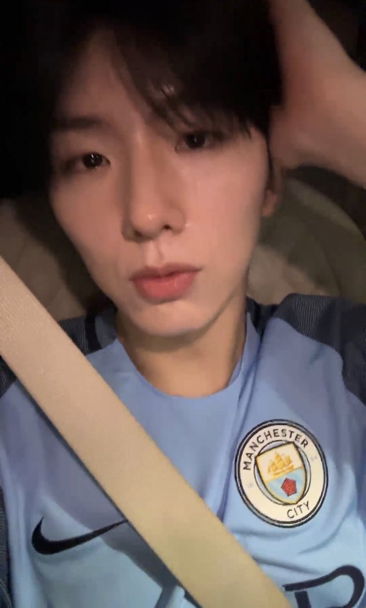 yooxkhx's tweet photo. 맨시티 직관 다녀온 남친... 꽤나 즐거웠나 본데? 경기는 져서 슬픈데 또 선수들 직접 봐서 오묘한 표정 지은 채 나 빤히 쳐다본다 어쩔어쩔요 근데파란색잘받긴하네 아주그냥시티즌상이네... https://t.co/GLeWaiex04