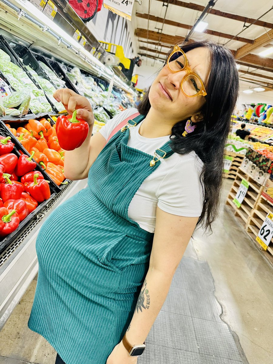PixelGhosty88's tweet photo. She’s so beautiful I make her model random things at the grocery store 🥬🫑🌶️ @pixelpixie1989 https://t.co/6s0fIMjZWY