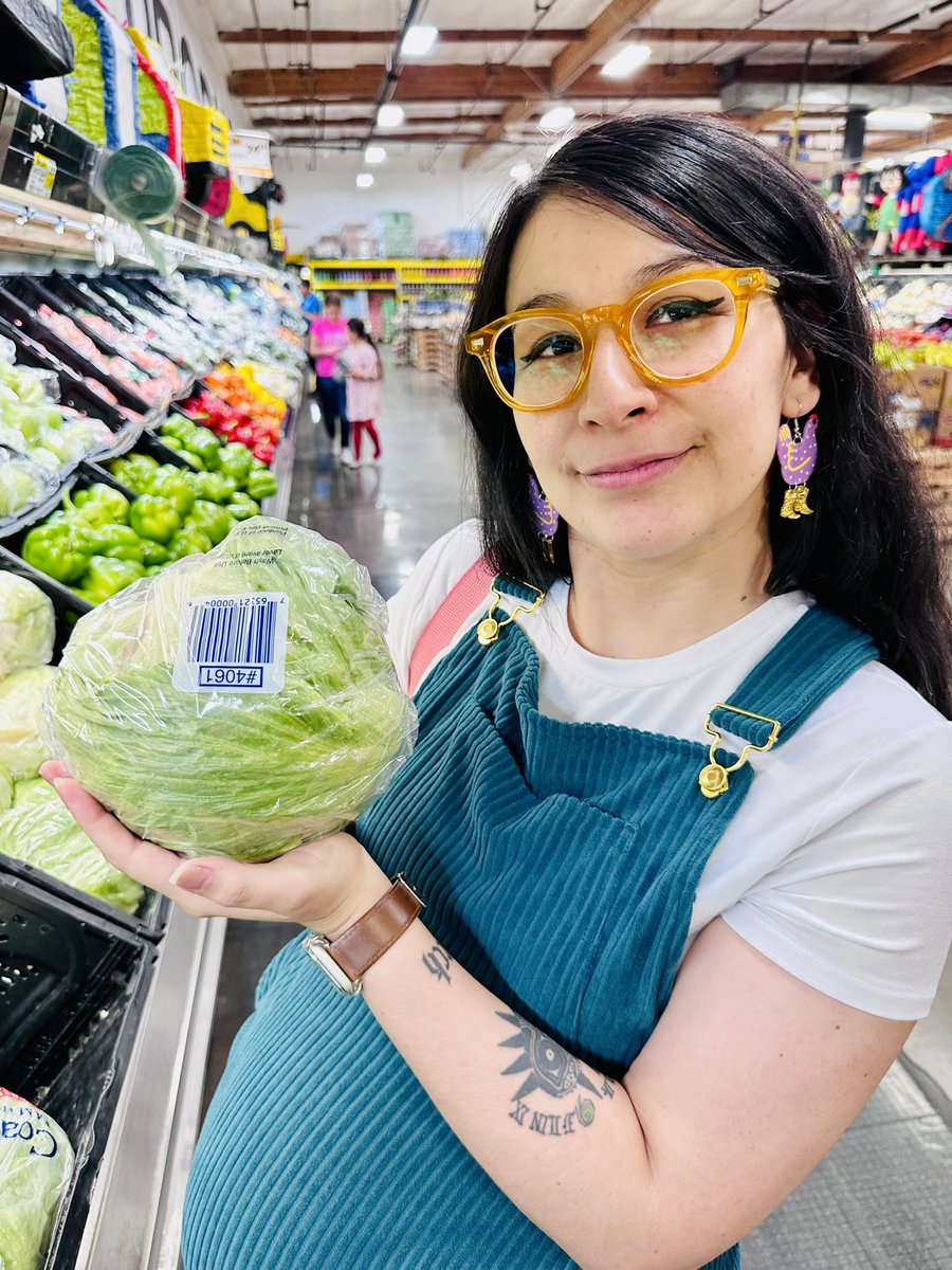 PixelGhosty88's tweet photo. She’s so beautiful I make her model random things at the grocery store 🥬🫑🌶️ @pixelpixie1989 https://t.co/6s0fIMjZWY