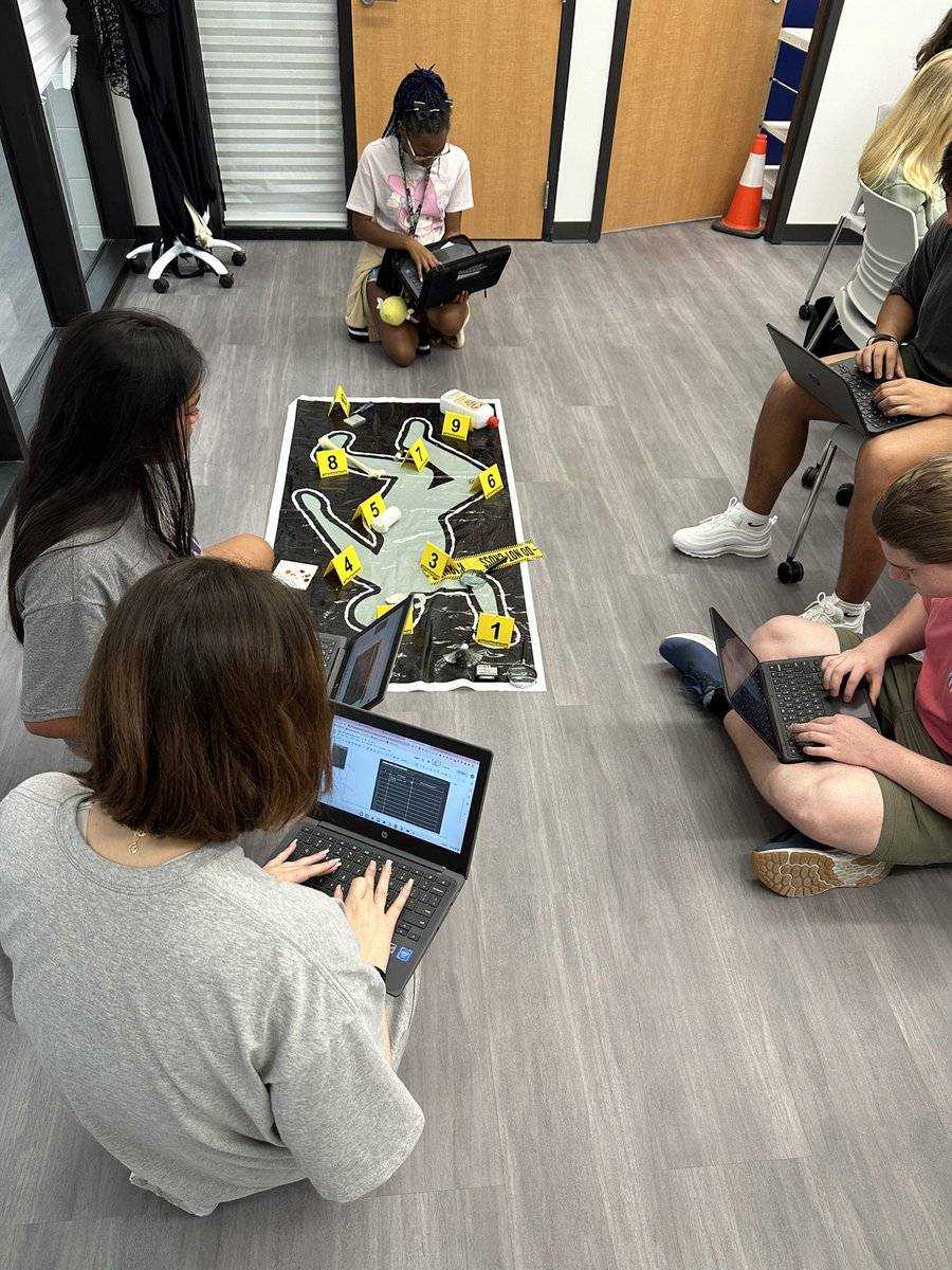 Introducing our #ForensicScience units through a mini crime scene. 🕵🏻‍♀️ #RISDFirstDay #risdWeAreOne #RISDBelieves @TheCBreedlove @IamBranum @courtleesharkey