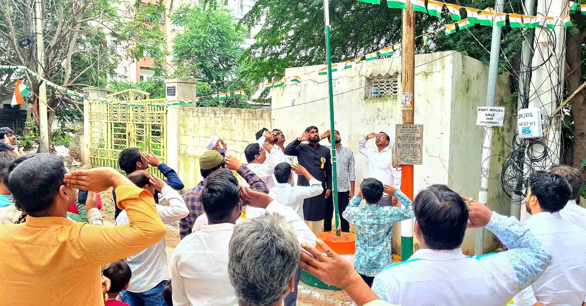 MohdRashedFaraz's tweet photo. On The Occasion of 77th #IndependenceDay

GHMC Standing Committee Member & @aimim_national Shaikpet Corporator 𝐌𝐨𝐡𝐚𝐦𝐦𝐞𝐝 𝐑𝐚𝐬𝐡𝐞𝐝 𝐅𝐚𝐫𝐚𝐳𝐮𝐝𝐝𝐢𝐧 Sahab Hoisted The National Flag In Different Parts of Shaikpet Division,Jubilee Hills Constituency. With AIMIM Primary Unit.

#independenceday2023  #77thindependenceday #Shaikpet #JubileeHillsConstituency #viralpost