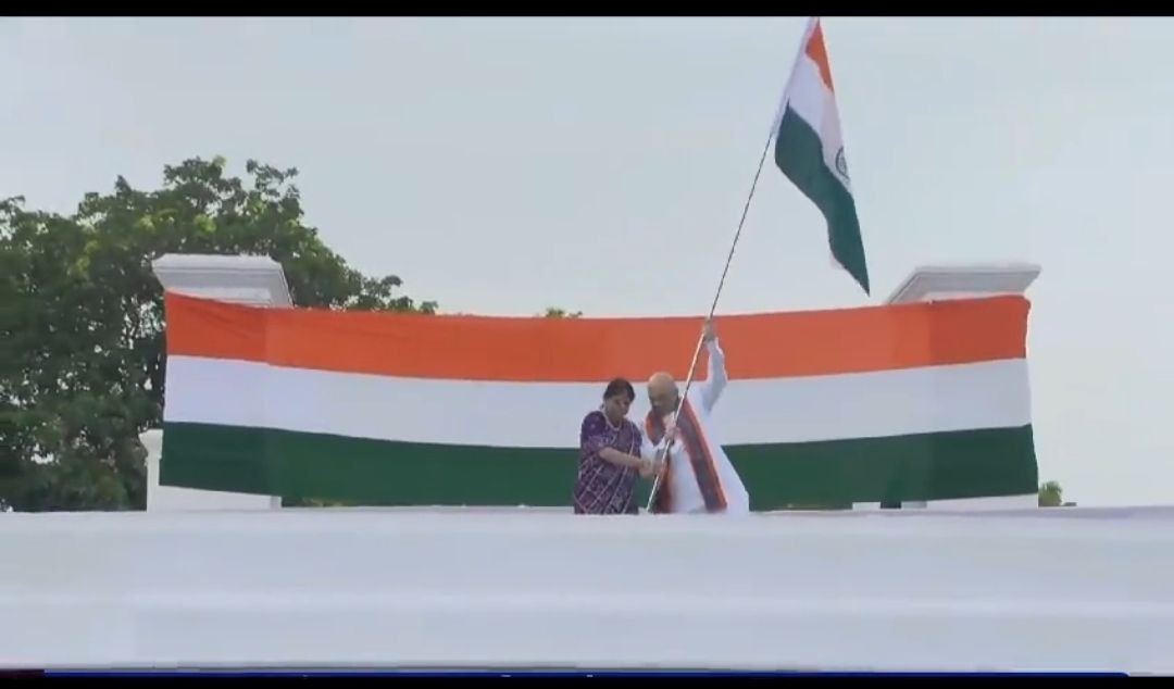 अमित शाह ने खुद के घर पर चौरंगा हाथ से फाड़काया पर उनके पीछे दिवार पर तिरंगा लगा है वहां से नीला रंग का सम्राट अशोक जी का प्रतिक नीला चक्र गायब किया है.
धिक्कार हो in बदमाशो का.
#तिरंगा_नहीं_चौरंगा