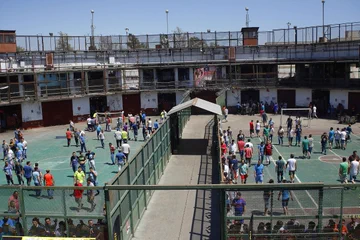 🏦 Un millón de pesos por recluso: Gendarmería informó el gasto promedio mensual por interno

theclinic.cl/2023/08/14/gen…