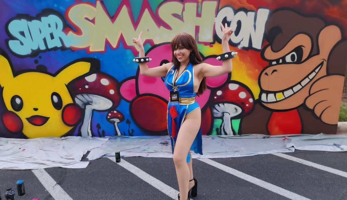 FA_cosplay's tweet photo. Chun Li en SmashCon!
Ame el mural💘💖
La Chilenita Cosplayer y player!
#smashcon2023 https://t.co/IXbO6R0kVp