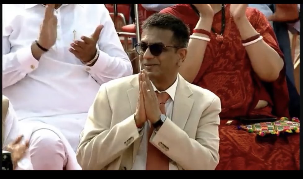 Prime Minister Narendra Modi, in his Independence Day speech, thanks the Supreme Court for translating judgments in regional languages. 

CJI DY Chandrachud was present among the audience.

#IndependenceDay #IndependenceDay2023