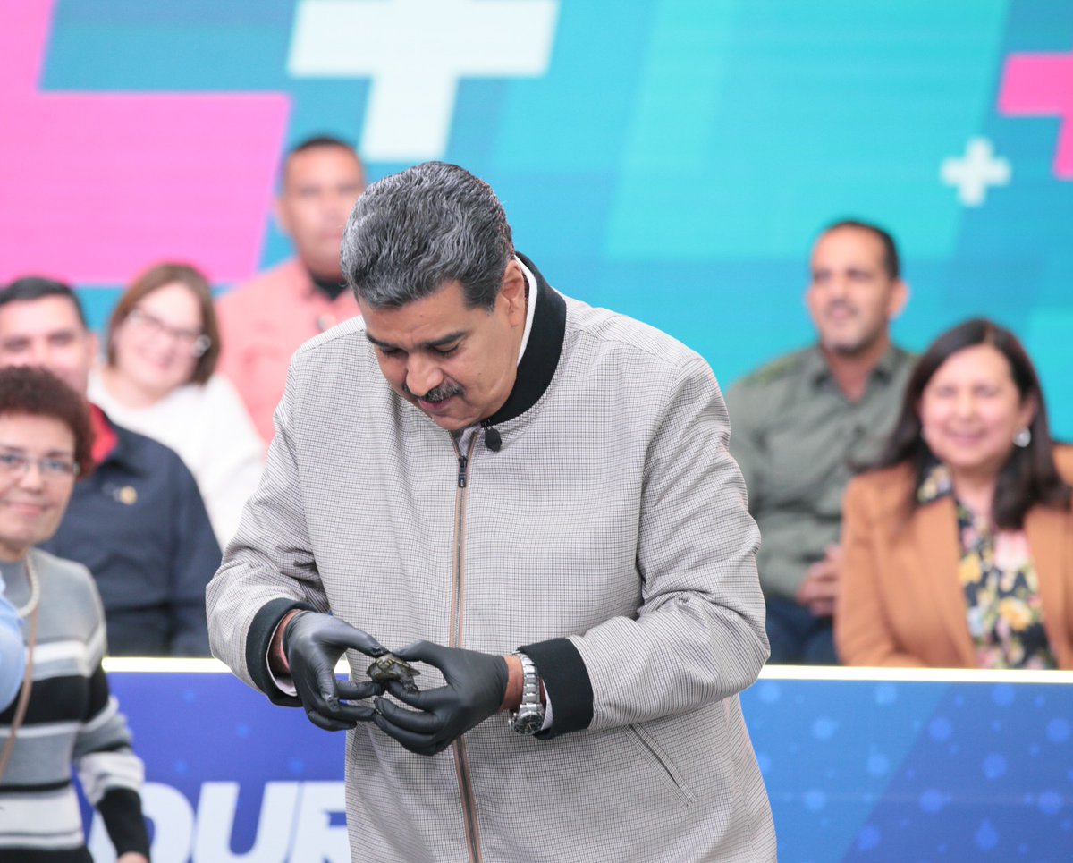 NicolasMaduro's tweet photo. Qué experiencias tan bonitas la que presentamos en Con Maduro + Vida, con la preservación de la Tortuga Arrau y Terecay. Es nuestro deber y una necesidad cuidar la biodiversidad, las especies en peligro de extinción y la vida en el planeta. https://t.co/3ZW4liskba