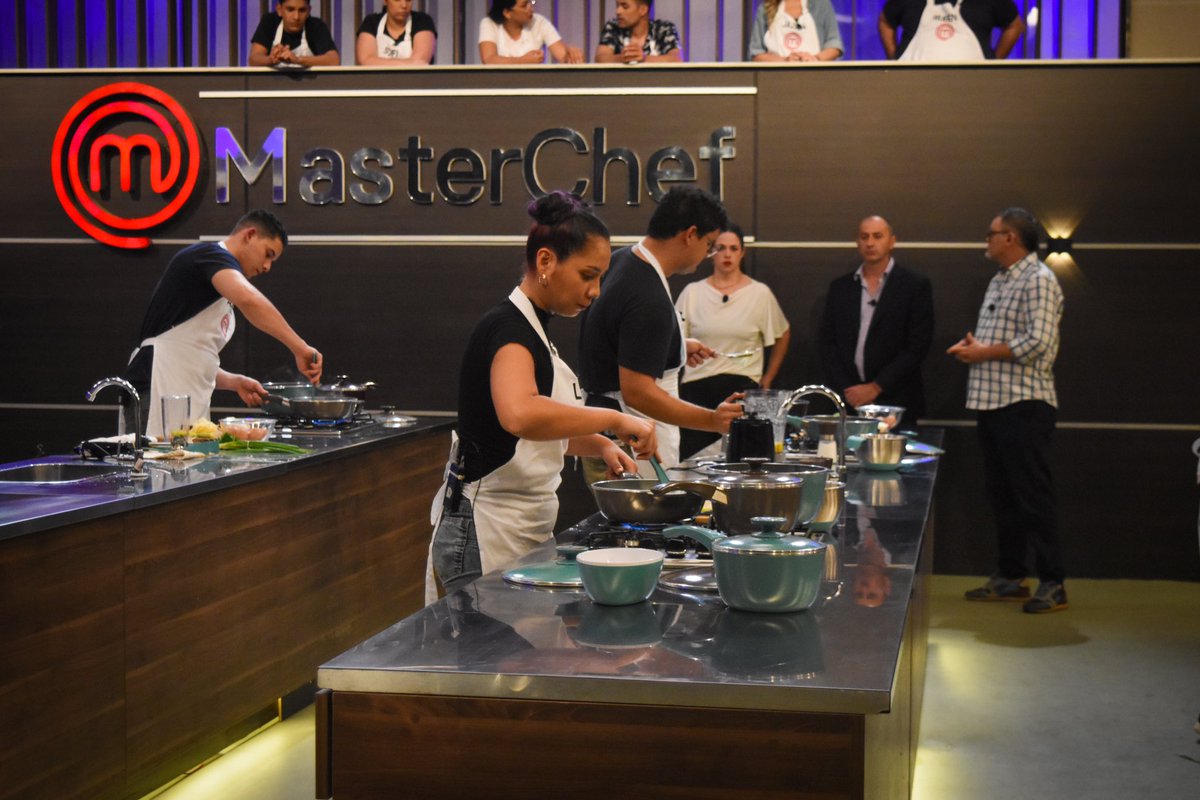_MasterChefPy's tweet photo. Los participantes de la segunda tanda en pleno proceso creativo... 

Descubrí quien sube al balcón en instantes 🫣👀

#MasterChefPY https://t.co/4UhP2aQek5