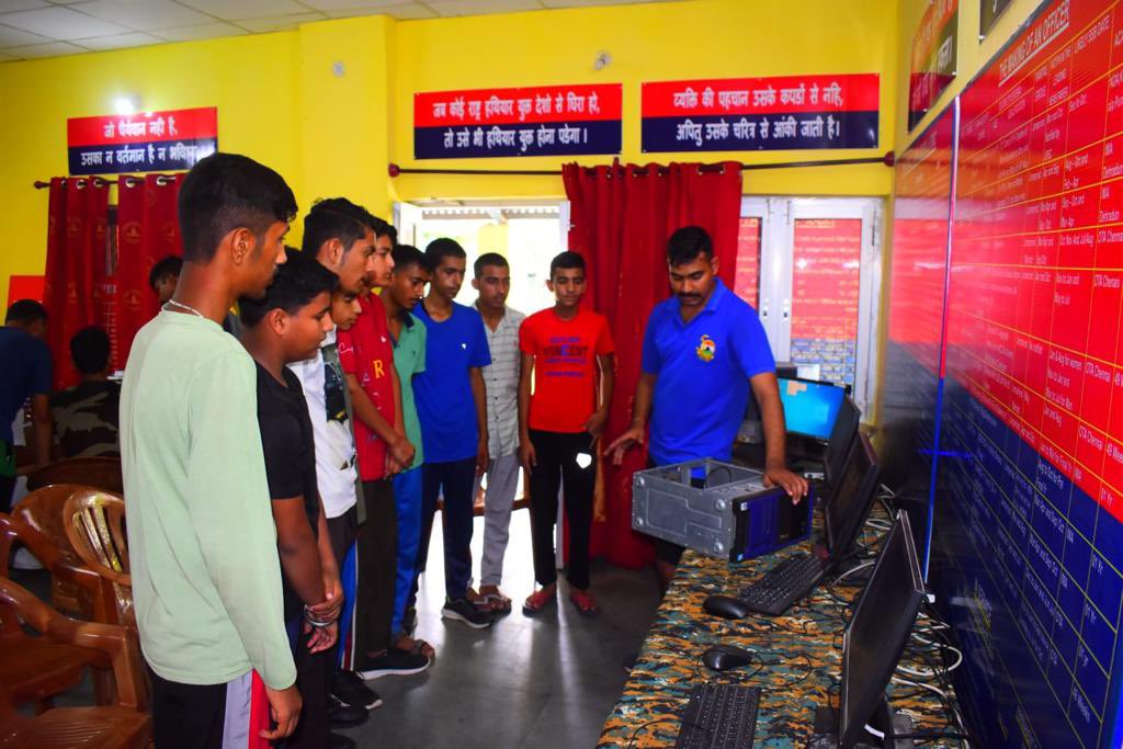 Parshan76508098's tweet photo. #ShikshaSeSamridhi
#YouthEducation

#IndianArmy inaugurated a Basic Computer Skill Course,  for students of border areas of #Akhnoor (J&amp;K)  to impart basic computer education.
#TejRan
@SpokespersonMoD
@adgpi
@OfficeOfLGJandK 
@ddnews_jammu 
@ANI 
@diprjk https://t.co/SQrWOt3MXl
