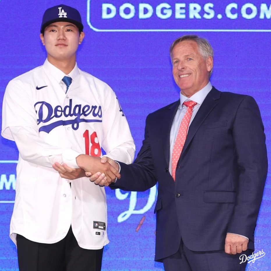 Dodgers's tweet photo. 장현석 선수, 다저스에 온걸 환영합니다. 화이팅!⁣ 
⁣
Welcome to the Dodgers, Hyun-Seok Jang! https://t.co/rEuckiRAbW