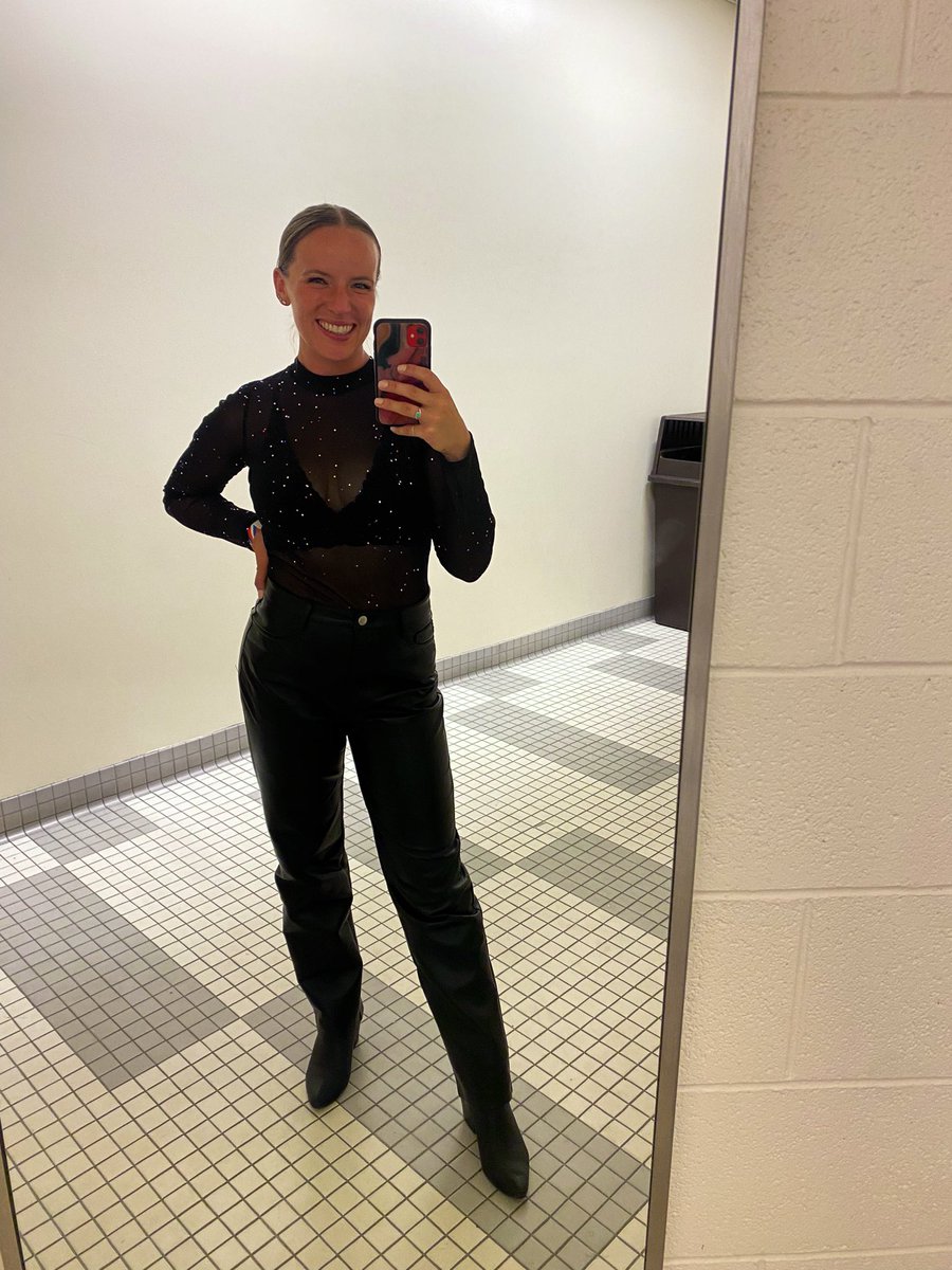 allisunshine2's tweet photo. selfies brought to you by the guard warmup area bathroom mirror ✨ https://t.co/fi3s9qKnZb