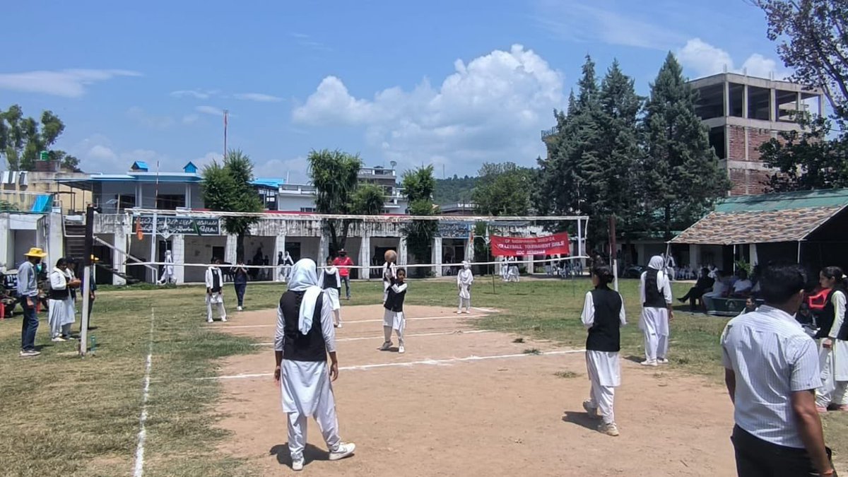 Parshan76508098's tweet photo. #WomenEmpowerment

#IndianArmy to empower girls &amp; women of the remote areas of #Mendar, district #Poonch (J&amp;K) organised three days #Sports competitions to enforce their right to participate in sports at all levels &amp; promote #GenderEquality.
#TejRan
@SpokespersonMoD 
@adgpi https://t.co/KTFRmyO2rd