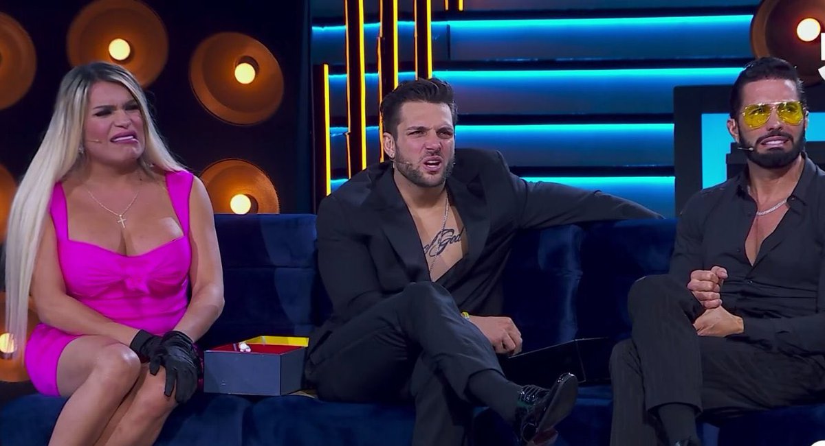 madspinkis's tweet photo. Las reacciones de Poncho, Nicola y Wendy viendo a los Team Cielo hacer el baile de “pégat3 Pa mi” 

JAJAJAJAJAJAA
 #LaCasaDeLosFamososMx https://t.co/O3UR3S82xa