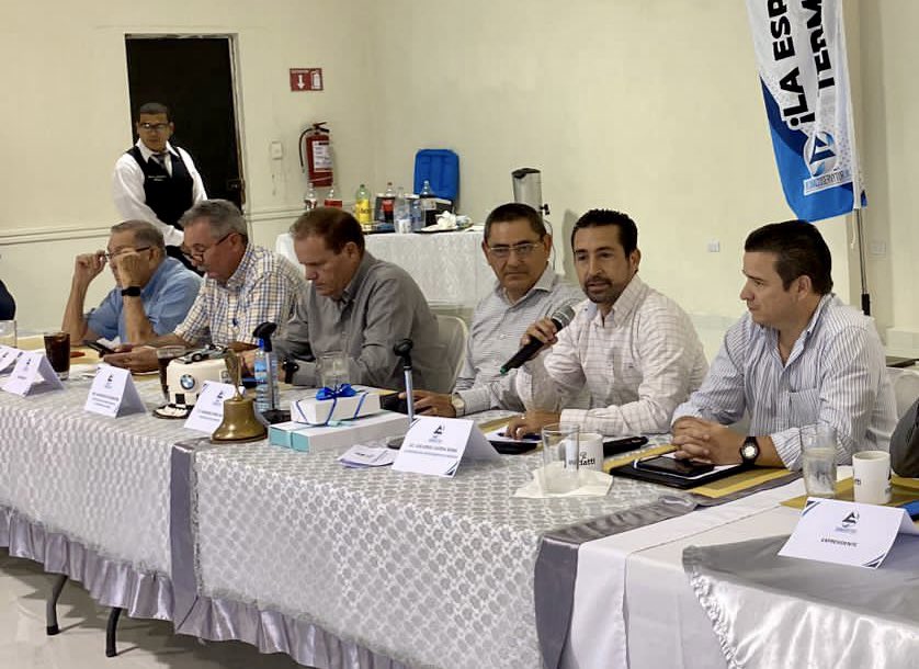 CuerdaJorge's tweet photo. Este lunes me reuní con el Consejo Directivo de la @canacotorreon con el fin presentar el proyecto de iniciativa de Modernización de la Avenida Matamoros del corredor del Centro Histórico. Recibí opiniones muy positivas. Sé que serán muchos los beneficios. https://t.co/0x1zYwzm60