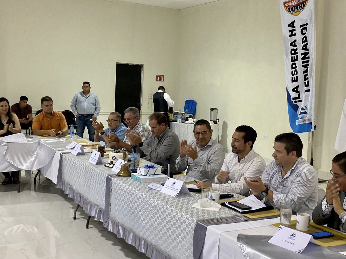 CuerdaJorge's tweet photo. Este lunes me reuní con el Consejo Directivo de la @canacotorreon con el fin presentar el proyecto de iniciativa de Modernización de la Avenida Matamoros del corredor del Centro Histórico. Recibí opiniones muy positivas. Sé que serán muchos los beneficios. https://t.co/0x1zYwzm60