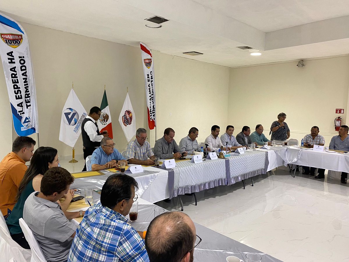 CuerdaJorge's tweet photo. Este lunes me reuní con el Consejo Directivo de la @canacotorreon con el fin presentar el proyecto de iniciativa de Modernización de la Avenida Matamoros del corredor del Centro Histórico. Recibí opiniones muy positivas. Sé que serán muchos los beneficios. https://t.co/0x1zYwzm60